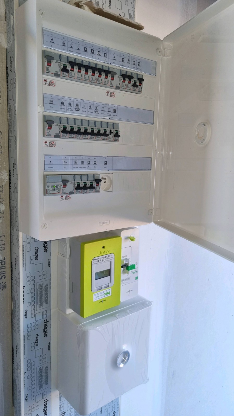 Pose et raccordement des équipements électriques dans une maison individuelle neuve à Raphele les Arles