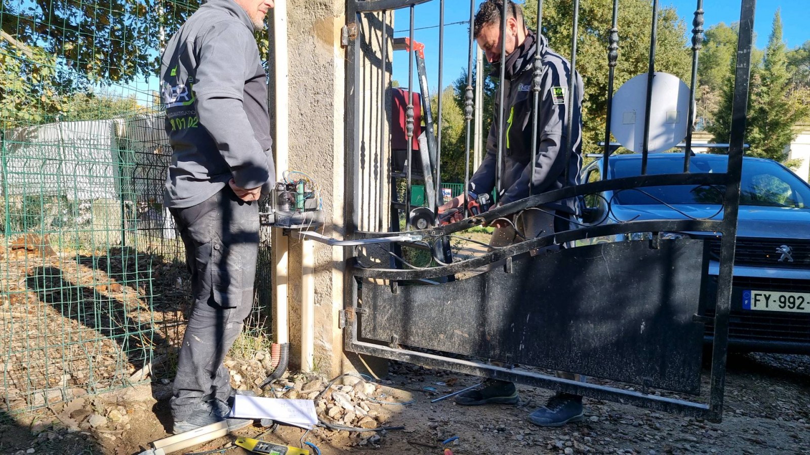 Installation d'un moteur de portail à battants dans la commune de La Roque d'Antheron