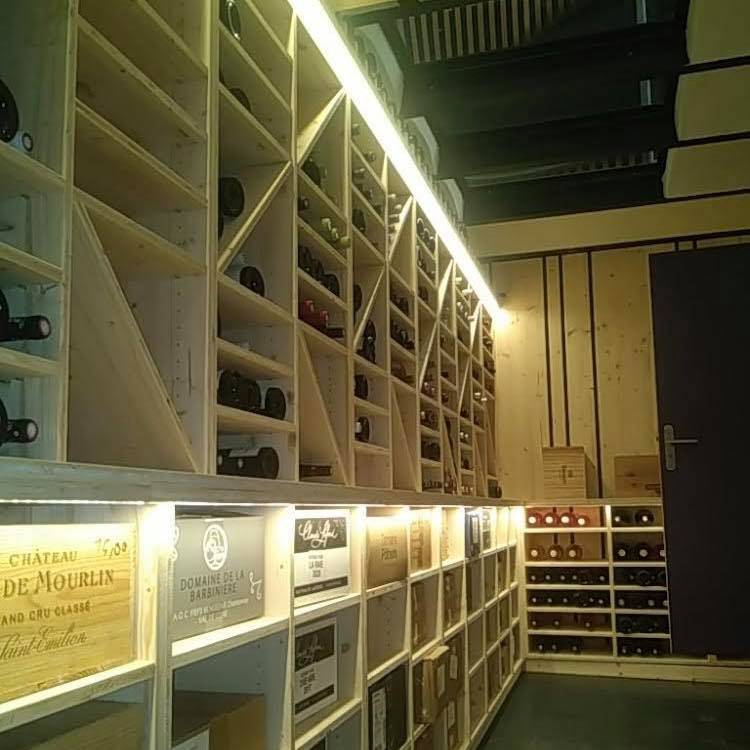 Installation bandeaux led en rétroéclairage dans une cave à vin à Salon de Provence
