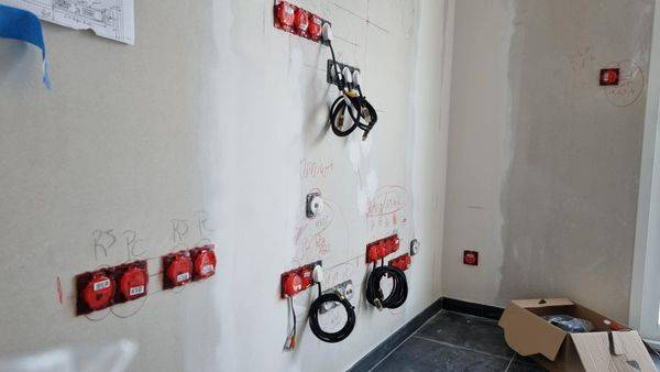 Préparation électrique courant fort courant faible pour concevoir un coin TV/HI-FI sur une villa à CAPHAN (13310)