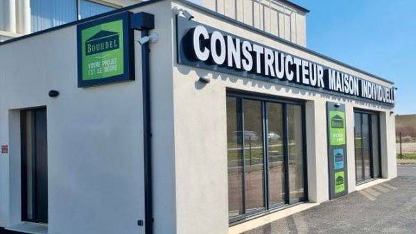 Conception de l’éclairage extérieur ainsi que celui de l’enseigne pour l’agence de construction de maison individuelle BOUHDEL à Châteaurenard