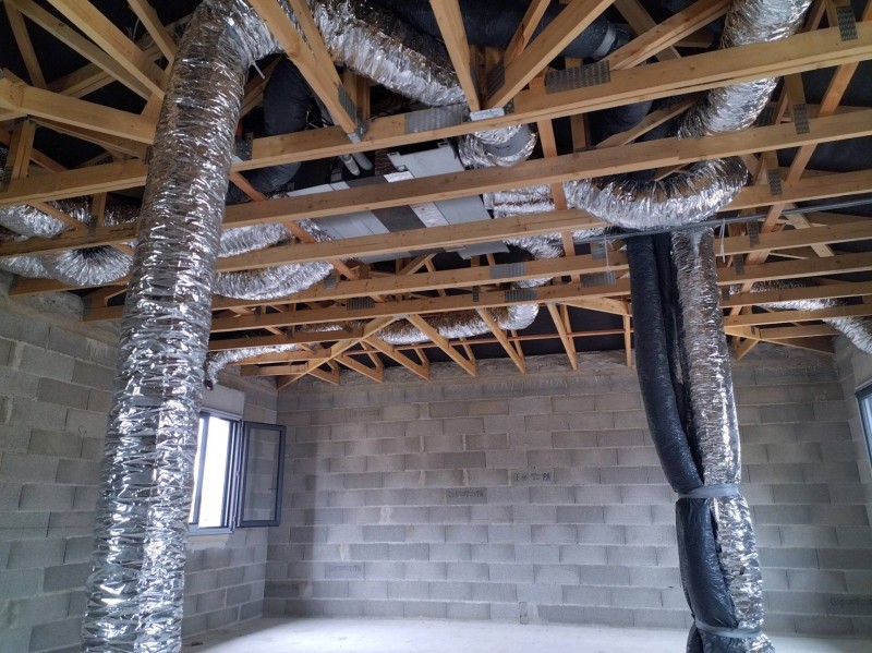 Installation d'une climatisation gainable ATLANTIC et d'une VMC simple flux hygro reglable ATLANTIC dans une villa à Istres